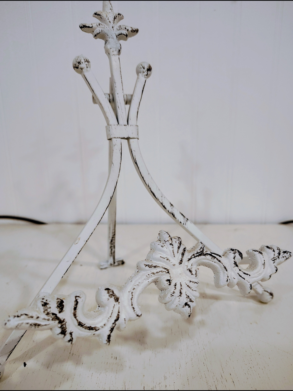 Decorative White Distressed Metal Easel Stand